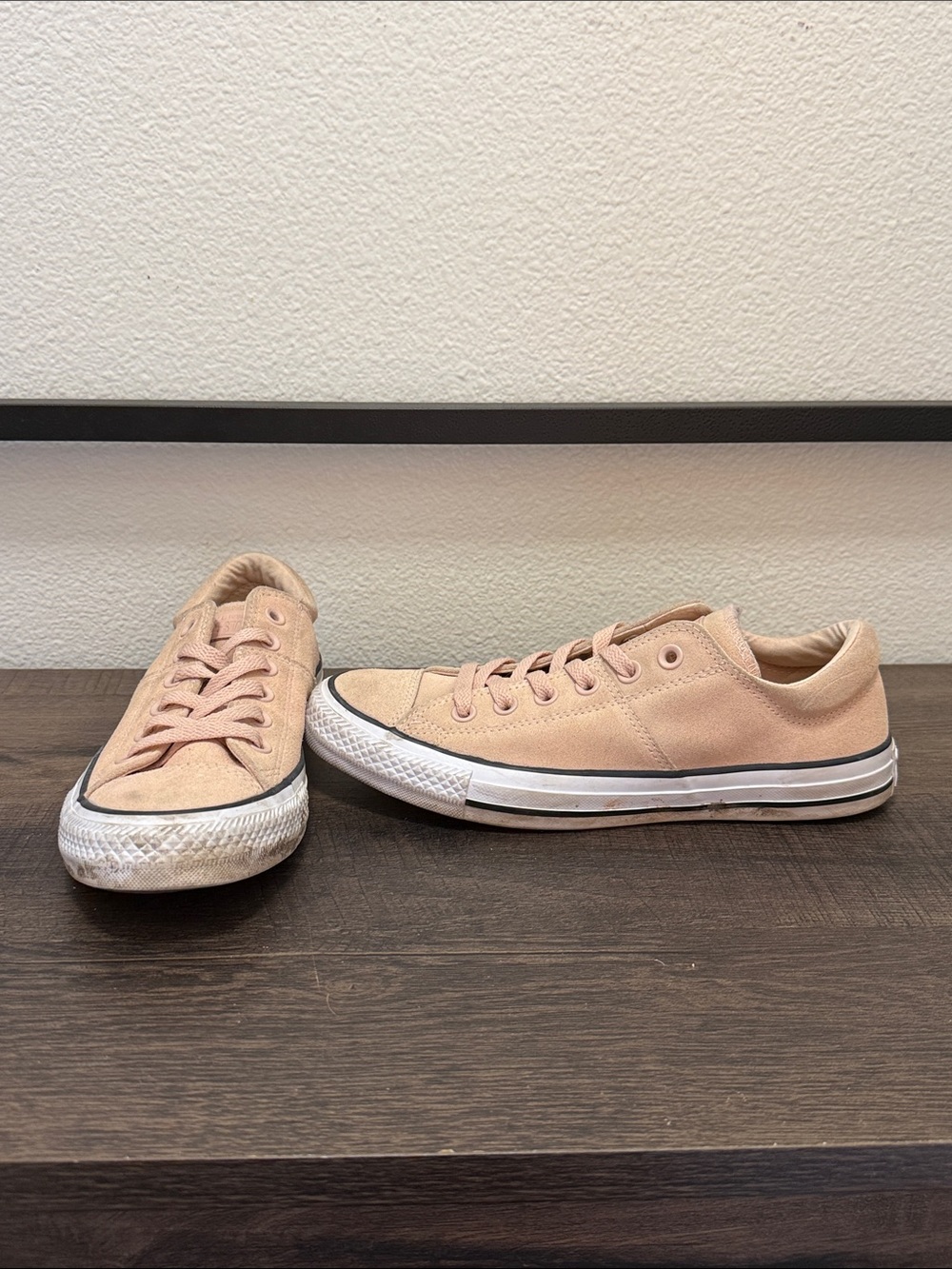 Converse Low-Top Canvas Sneakers in Blush Pink size 8